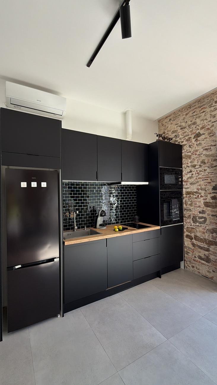 Cocina negra del apartamento Industrial